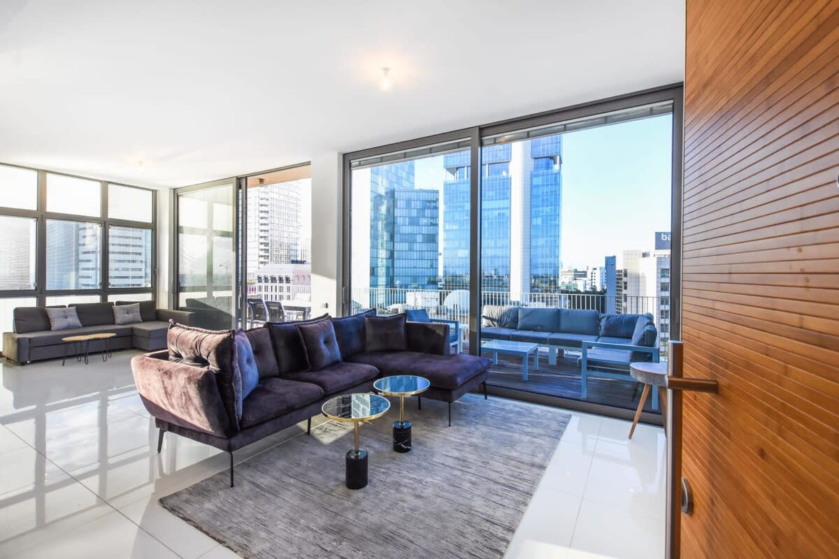 Spacious 3BR Close to Rothschild with MAMAD by HolyGuest 4
