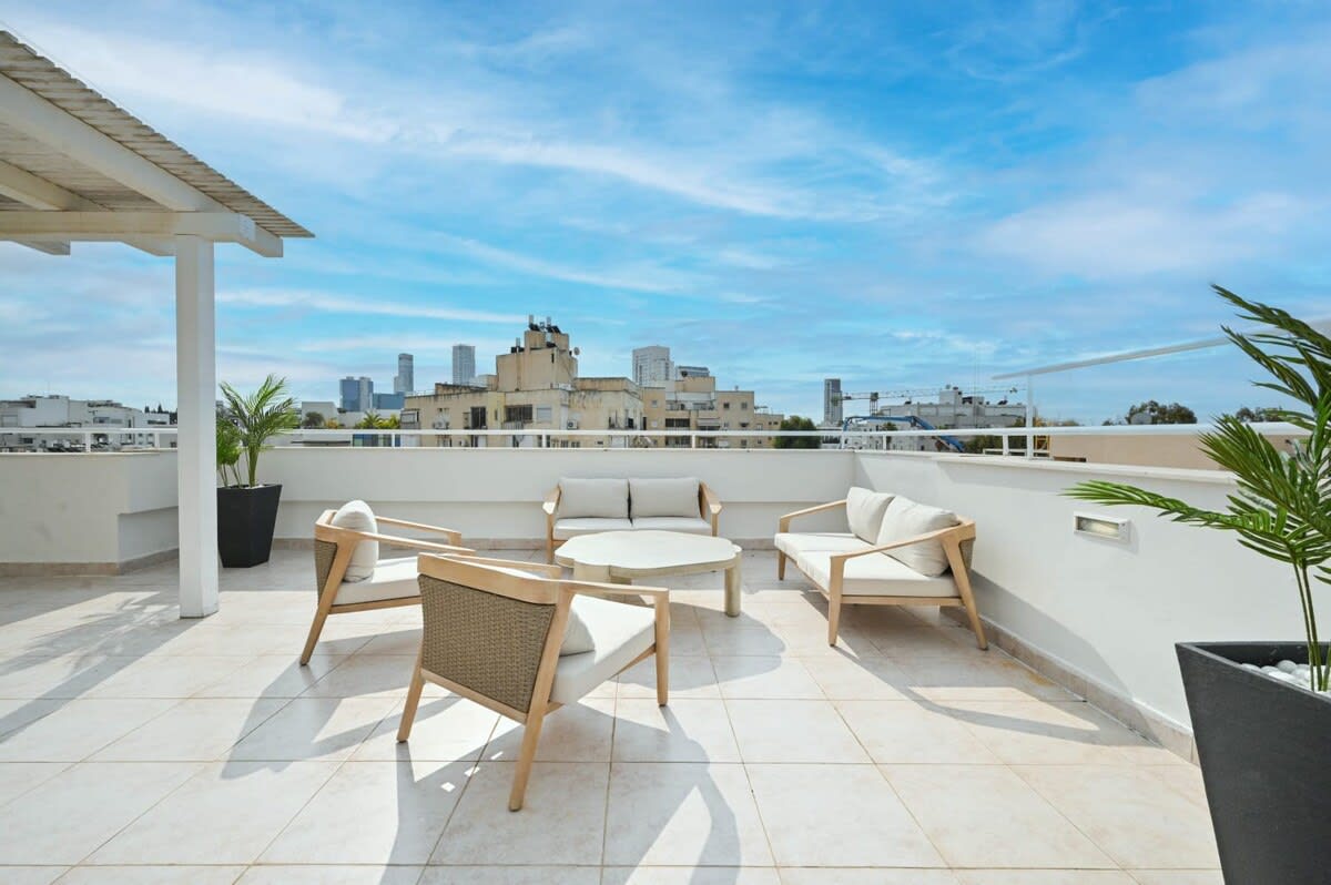 Lovely 3BR Penthouse in Shenkin area by HolyGuest 4