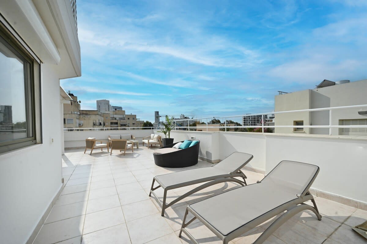 Lovely 3BR Penthouse in Shenkin area by HolyGuest 5
