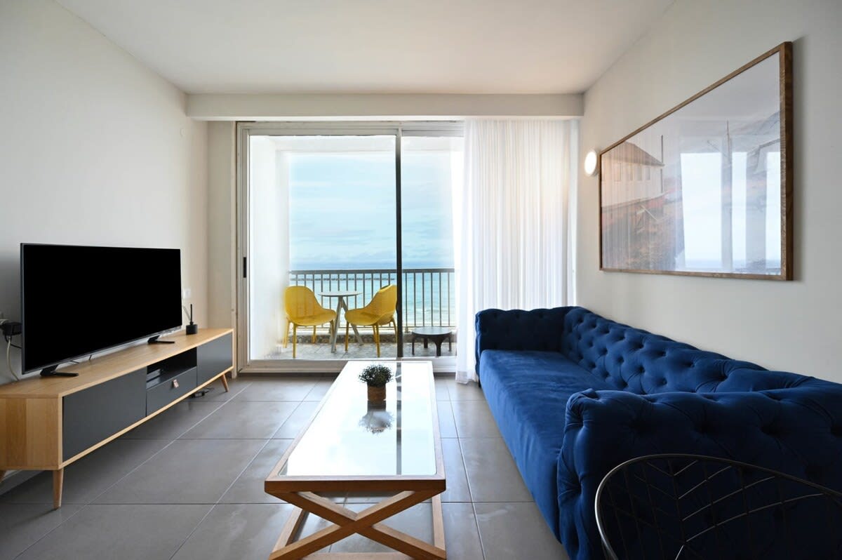 Nice 2 BR to the Sea by HolyGuest 3