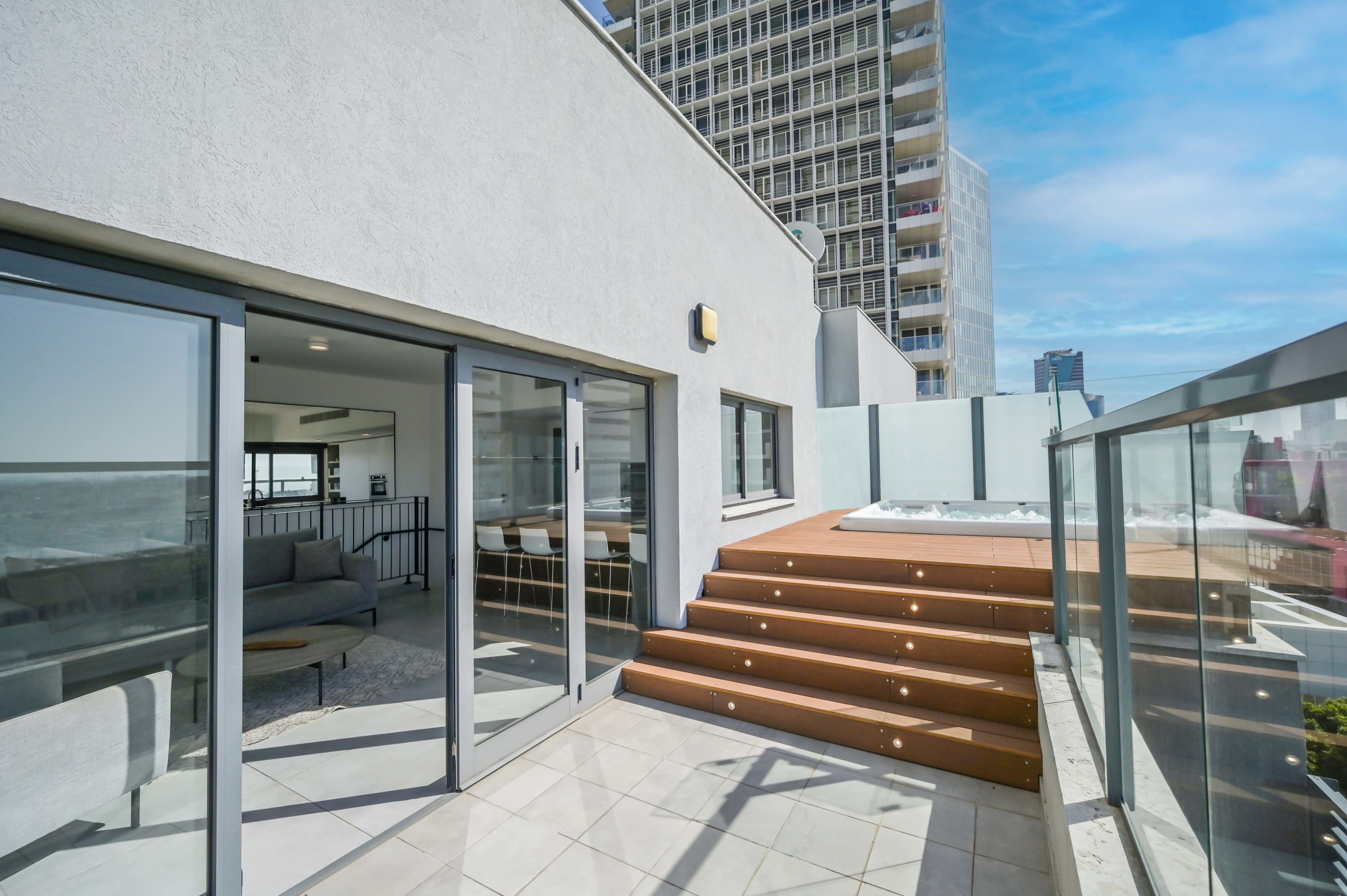 Modern 3 BR Penthouse with Jacuzzi in Rothschild Blvd by HolyGuest 2