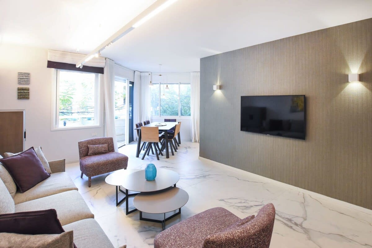 Central 2BR Apartment with Parking by HolyGuest 3