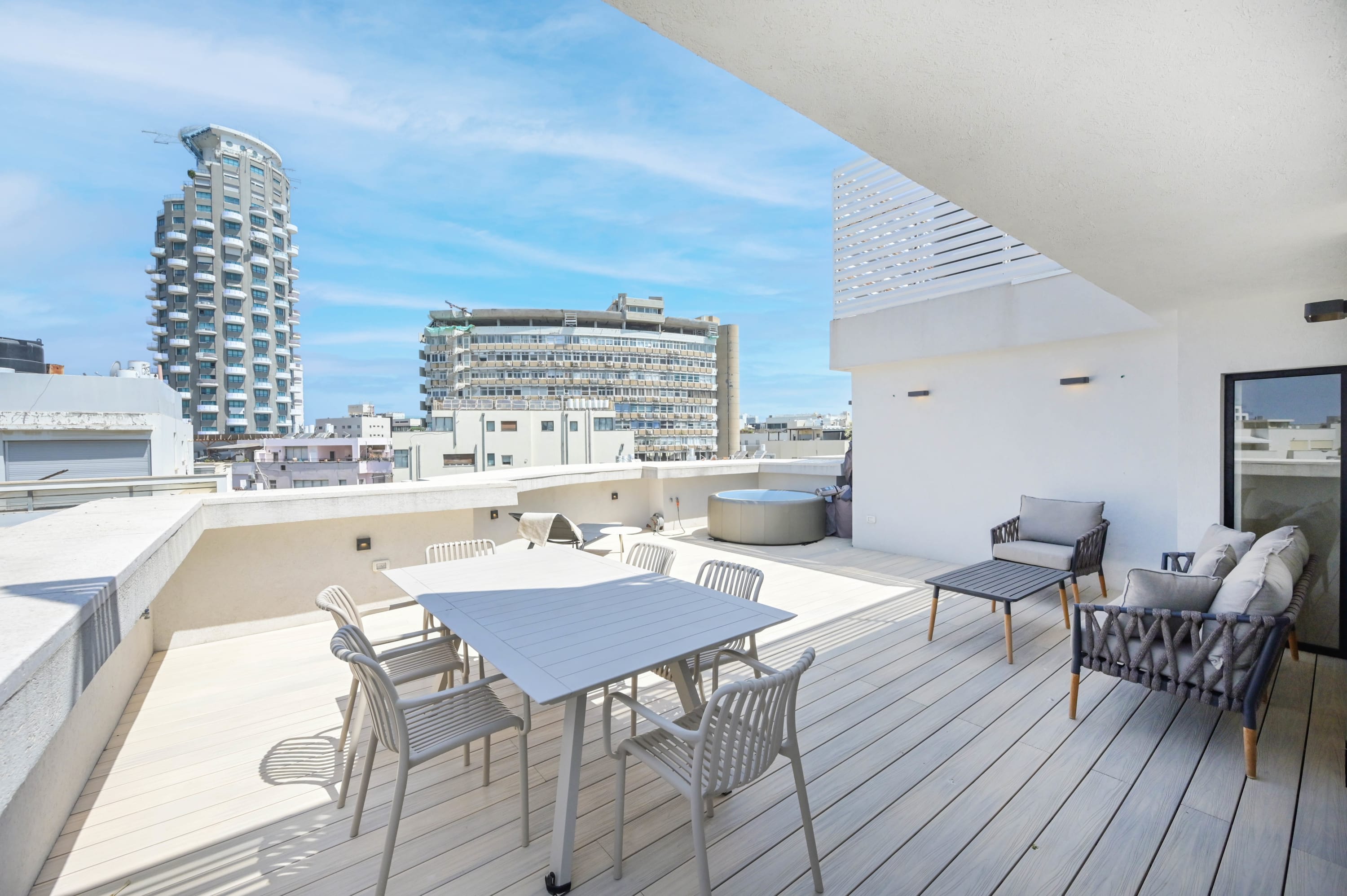 Spacious 4BR near the beach w Jacuzzi by HolyGuest 3