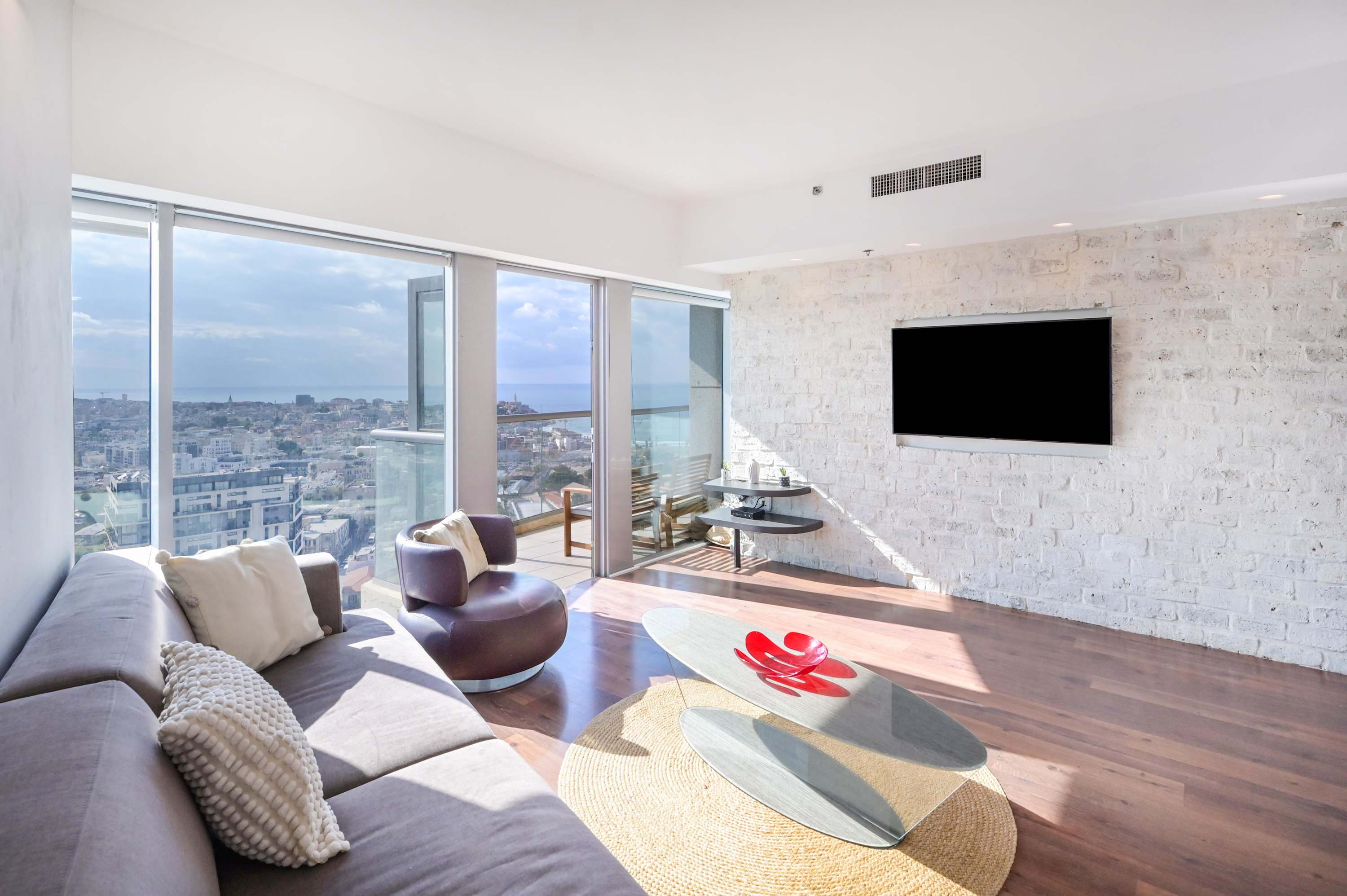 Stylish 3BR Amazing Sea View W/Parking by HolyGuest 4