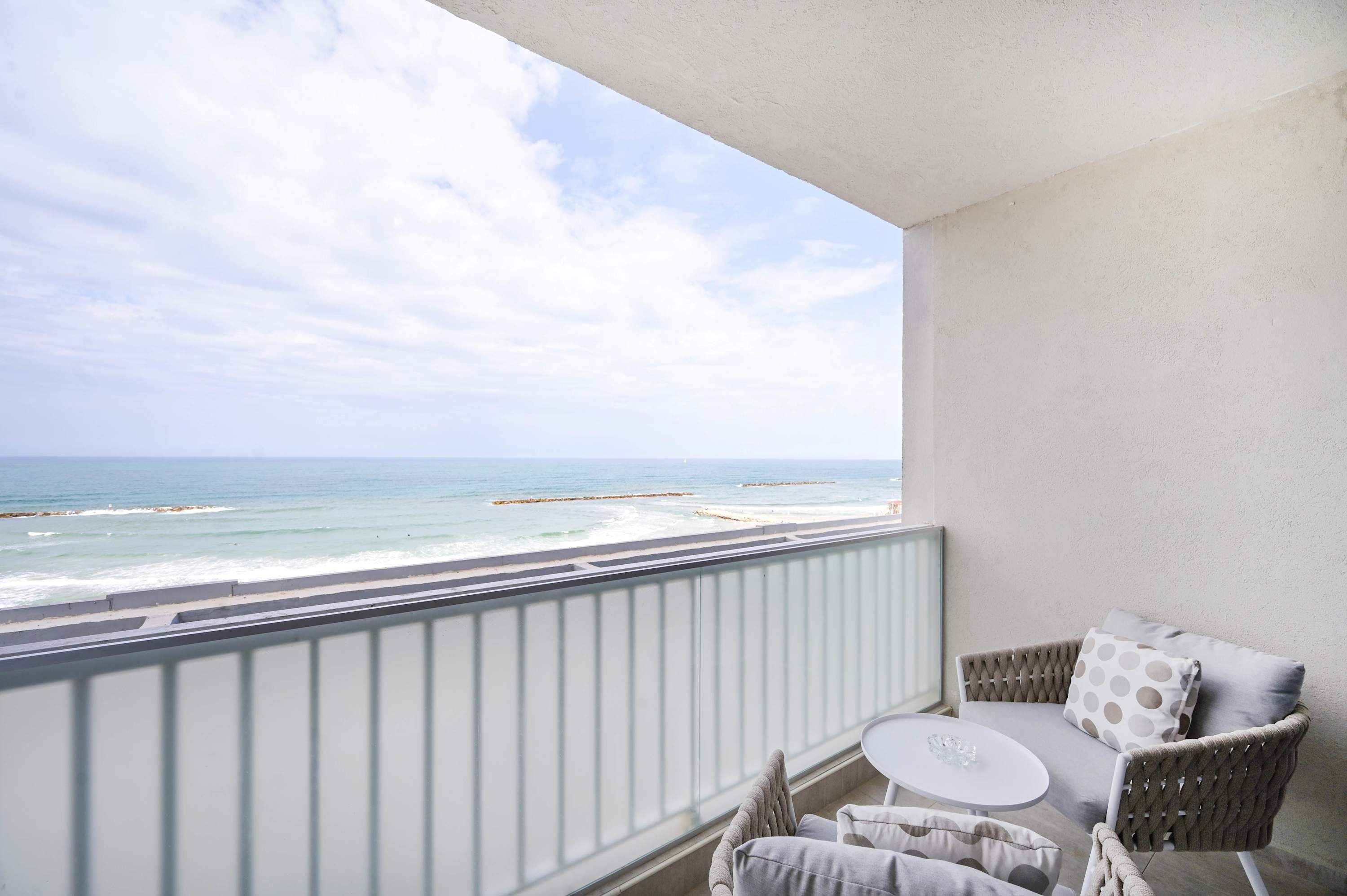 Blue Sea 2BR in front of the beach by HolyGuest 3