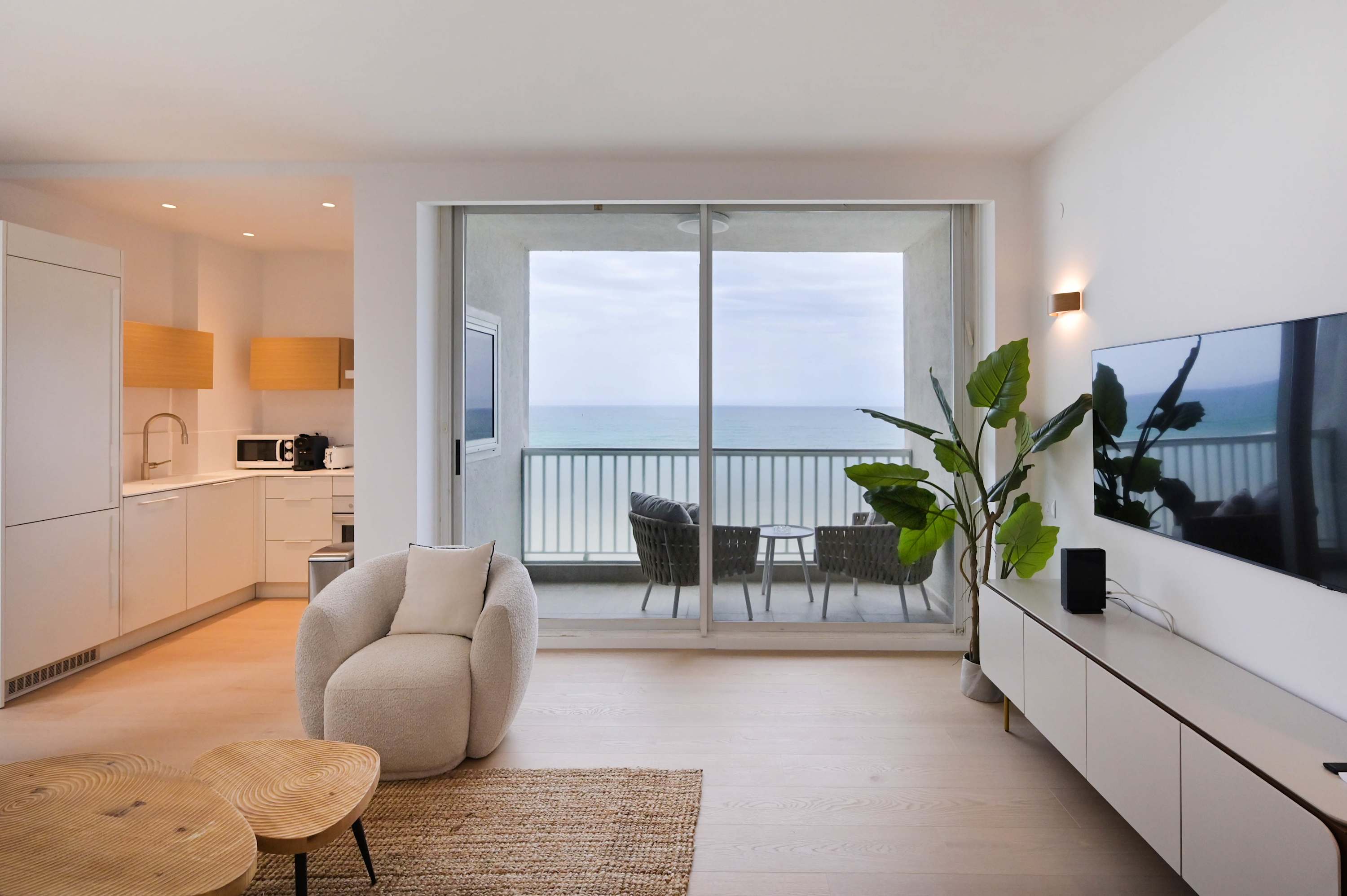 Blue Sea 2BR in front of the beach by HolyGuest