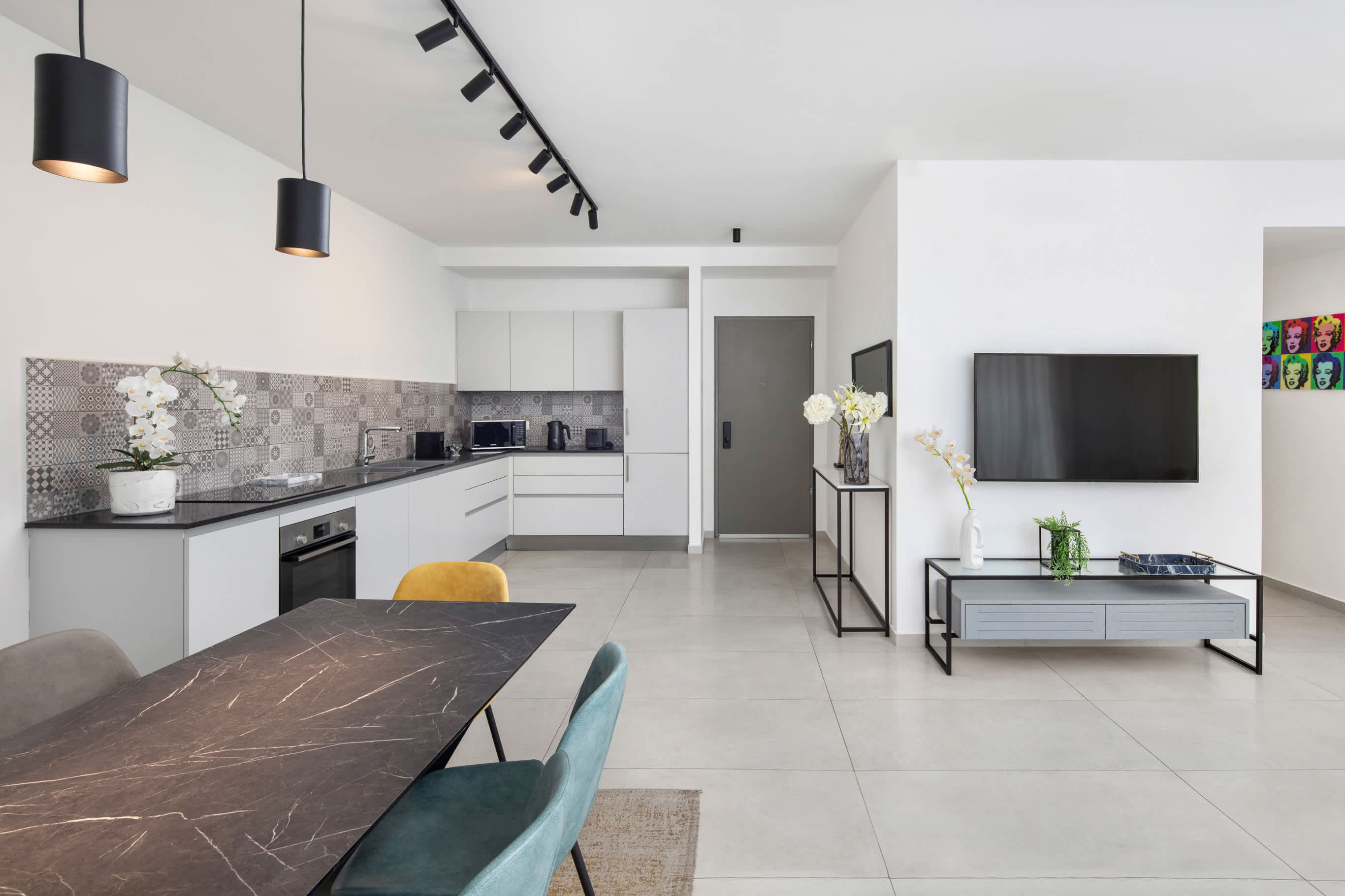 Chic Beachside Apartment w/ Balcony by HolyGuest 4