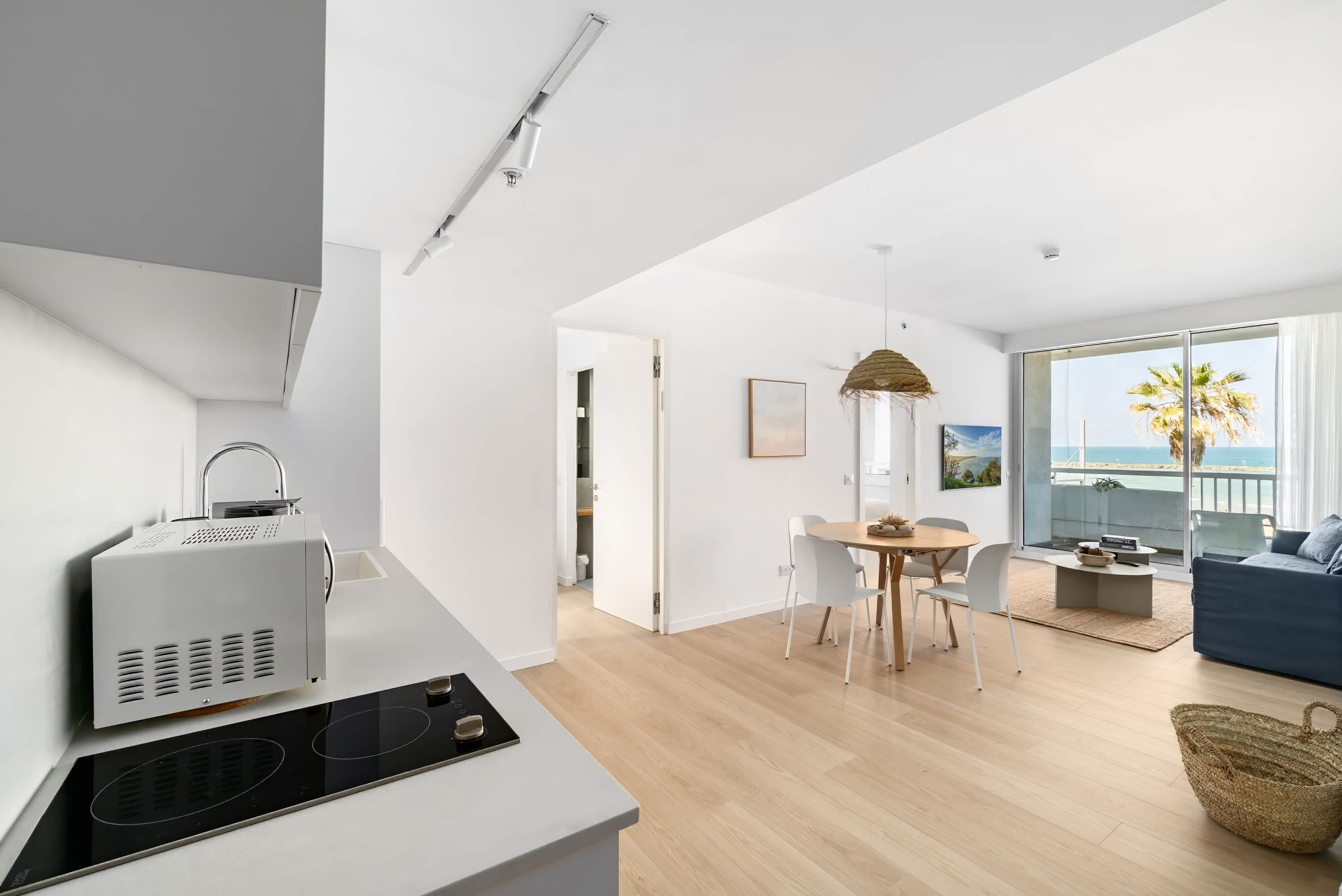 Chic Apartment w/ Beach View by HolyGuest 2