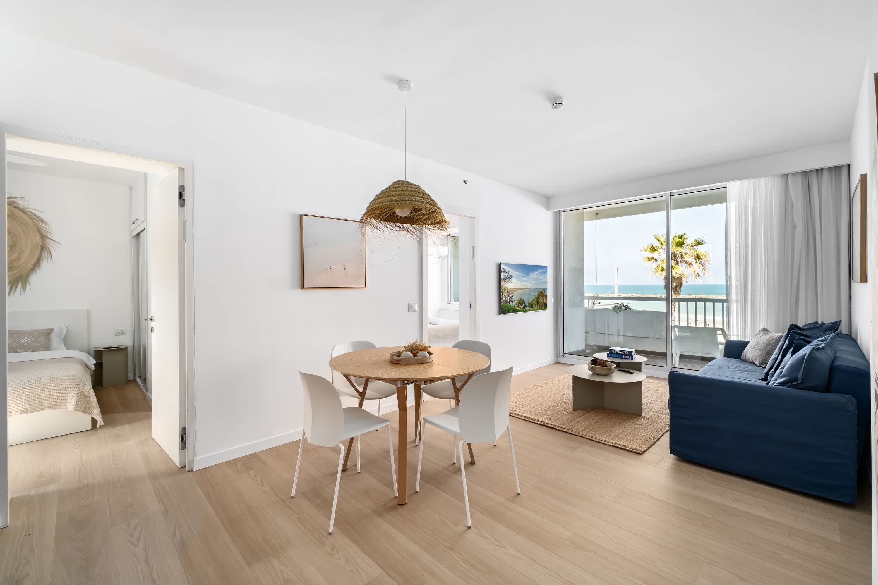 Chic Apartment w/ Beach View by HolyGuest 4