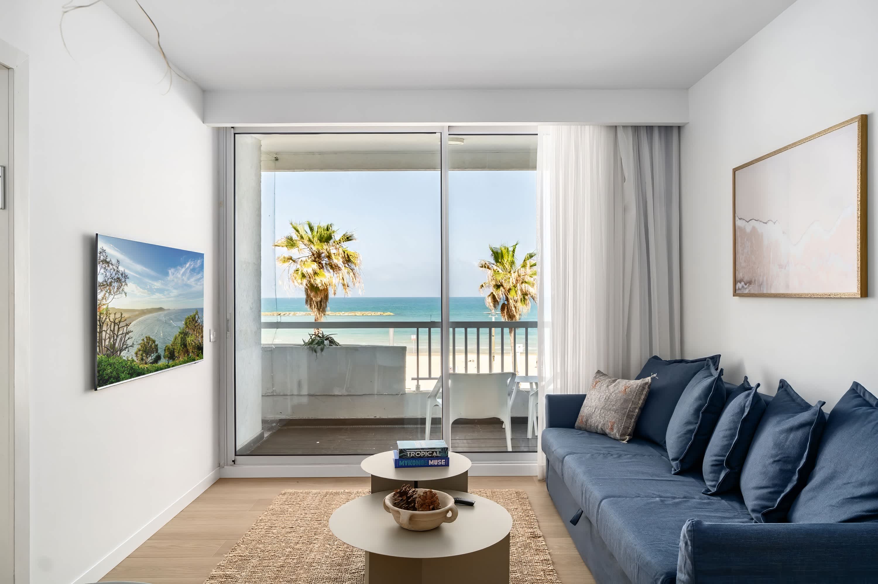 Chic Apartment w/ Beach View by HolyGuest 5
