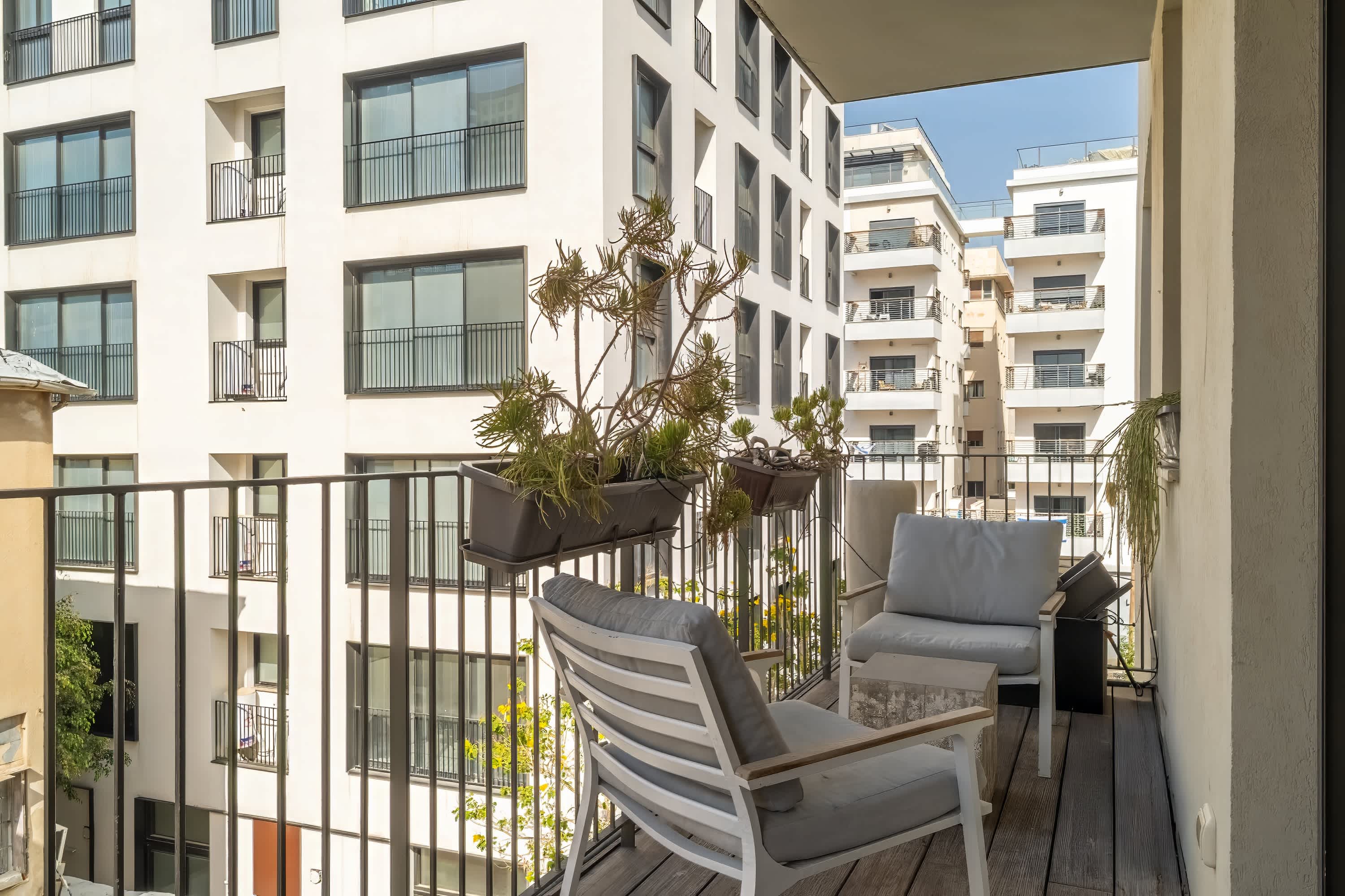 Bright 2BR Apartment Near Beach by HolyGuest 5