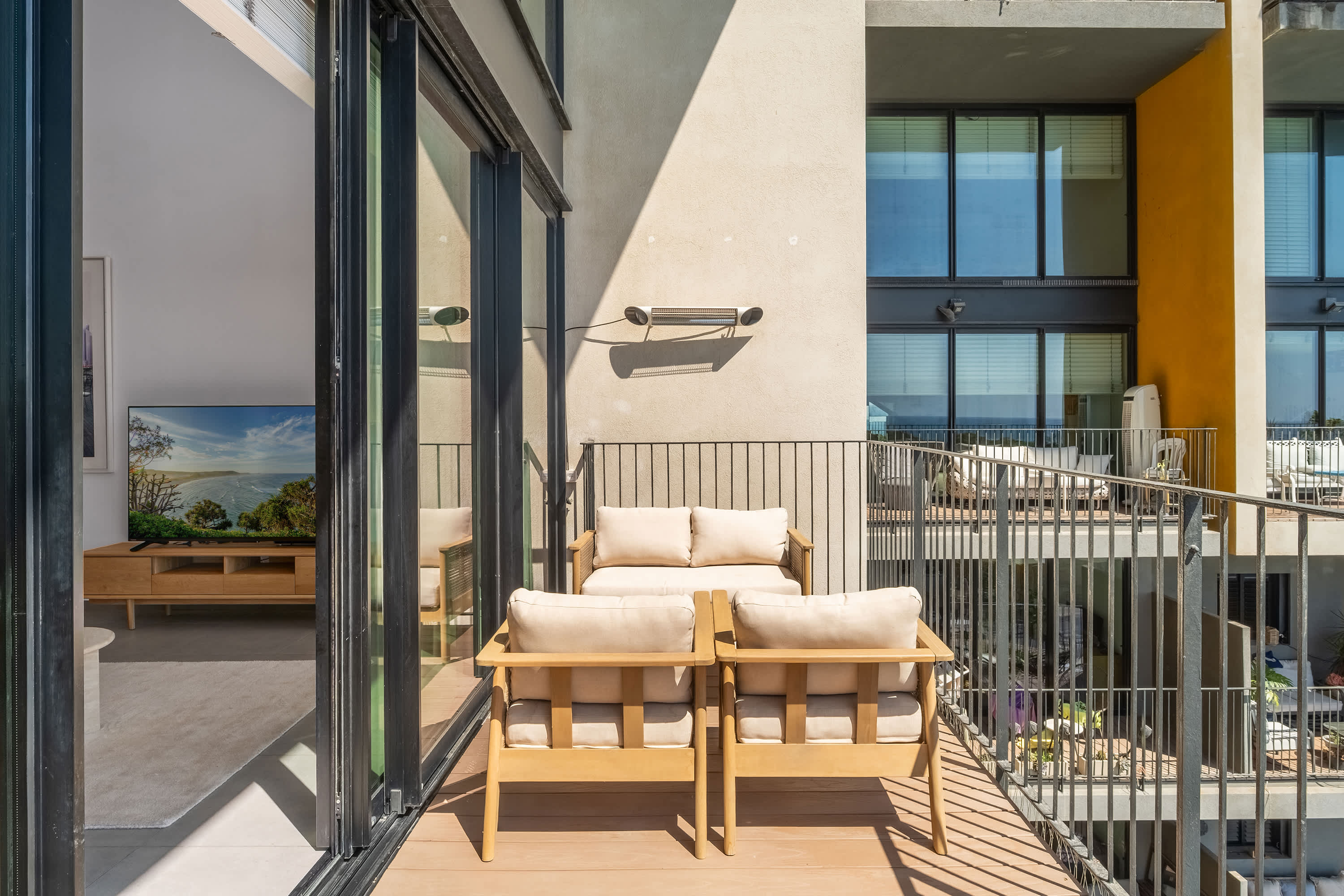 Sunny Duplex 2 BR with Parking by Holyguest 4