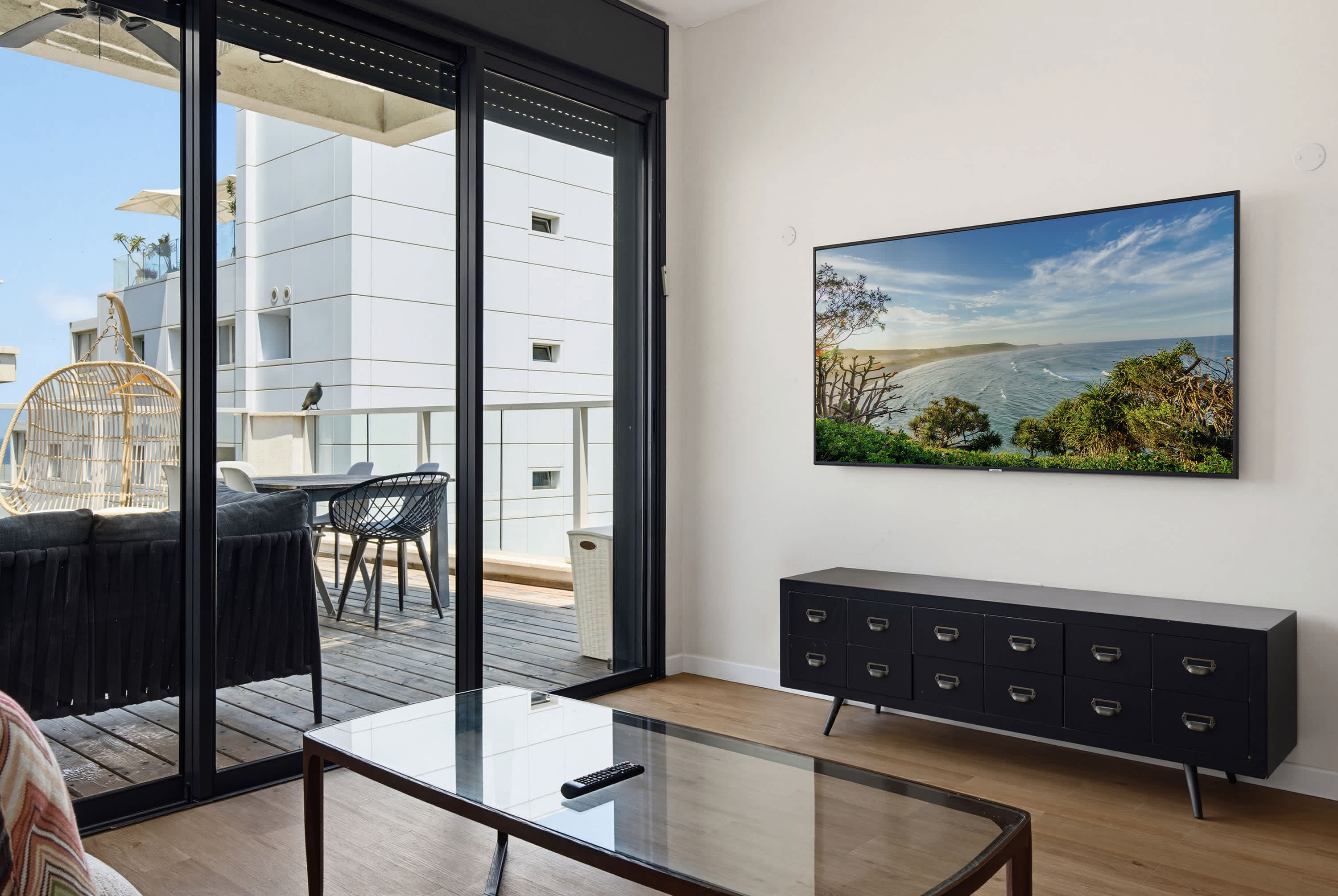 Sunny 1BR Penthouse by HolyGuest 3