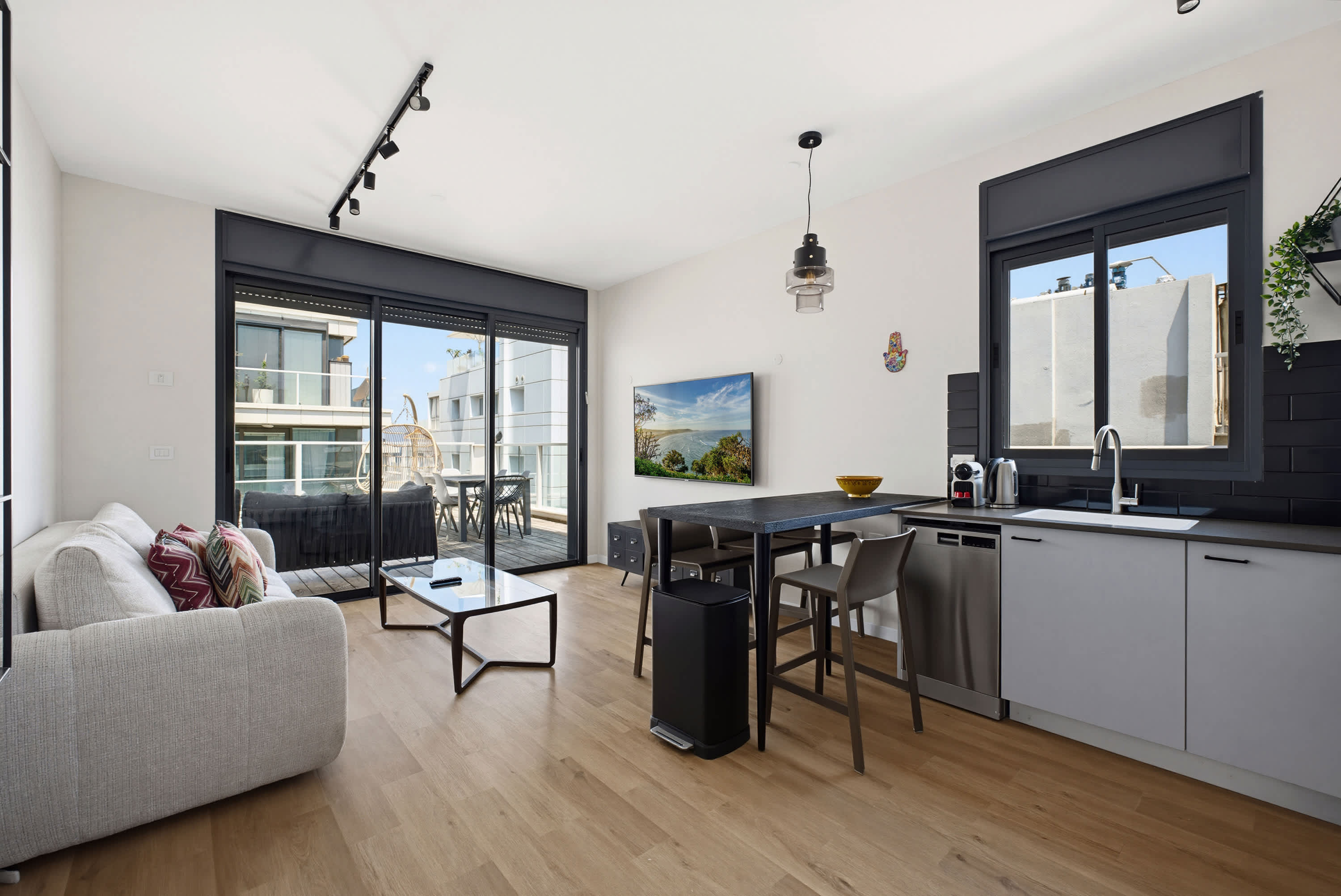 Sunny 1BR Penthouse by HolyGuest