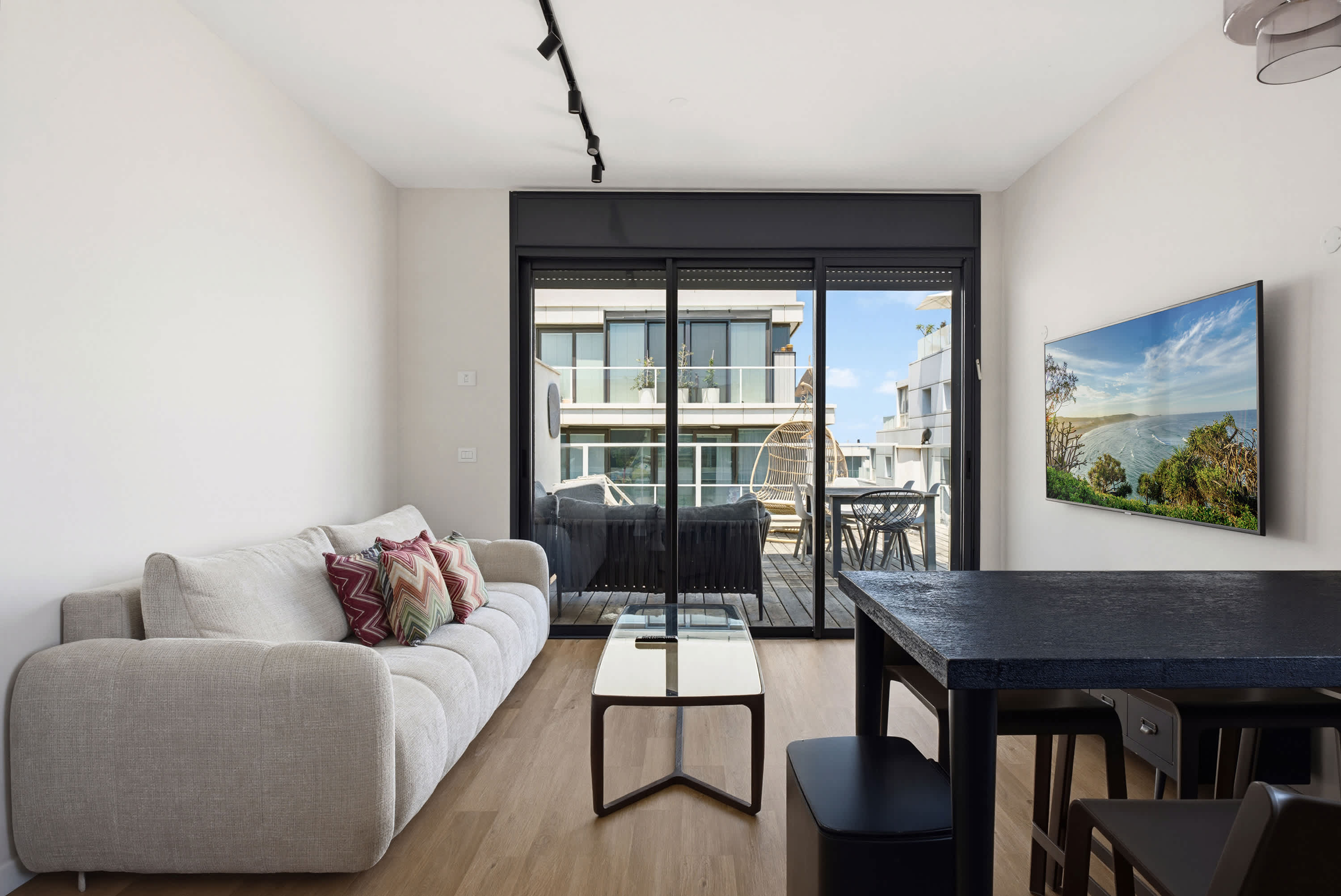 Sunny 1BR Penthouse by HolyGuest 2