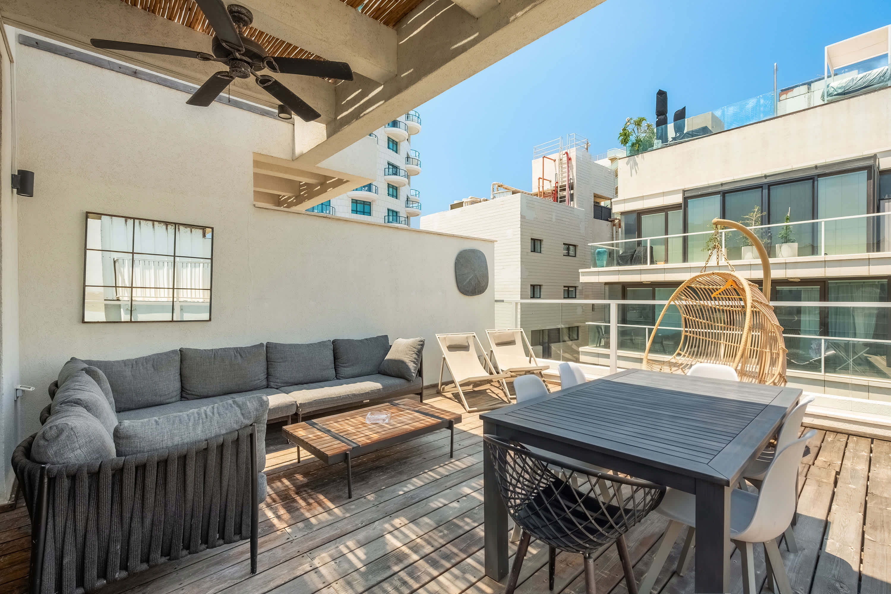 Sunny 1BR Penthouse by HolyGuest 5