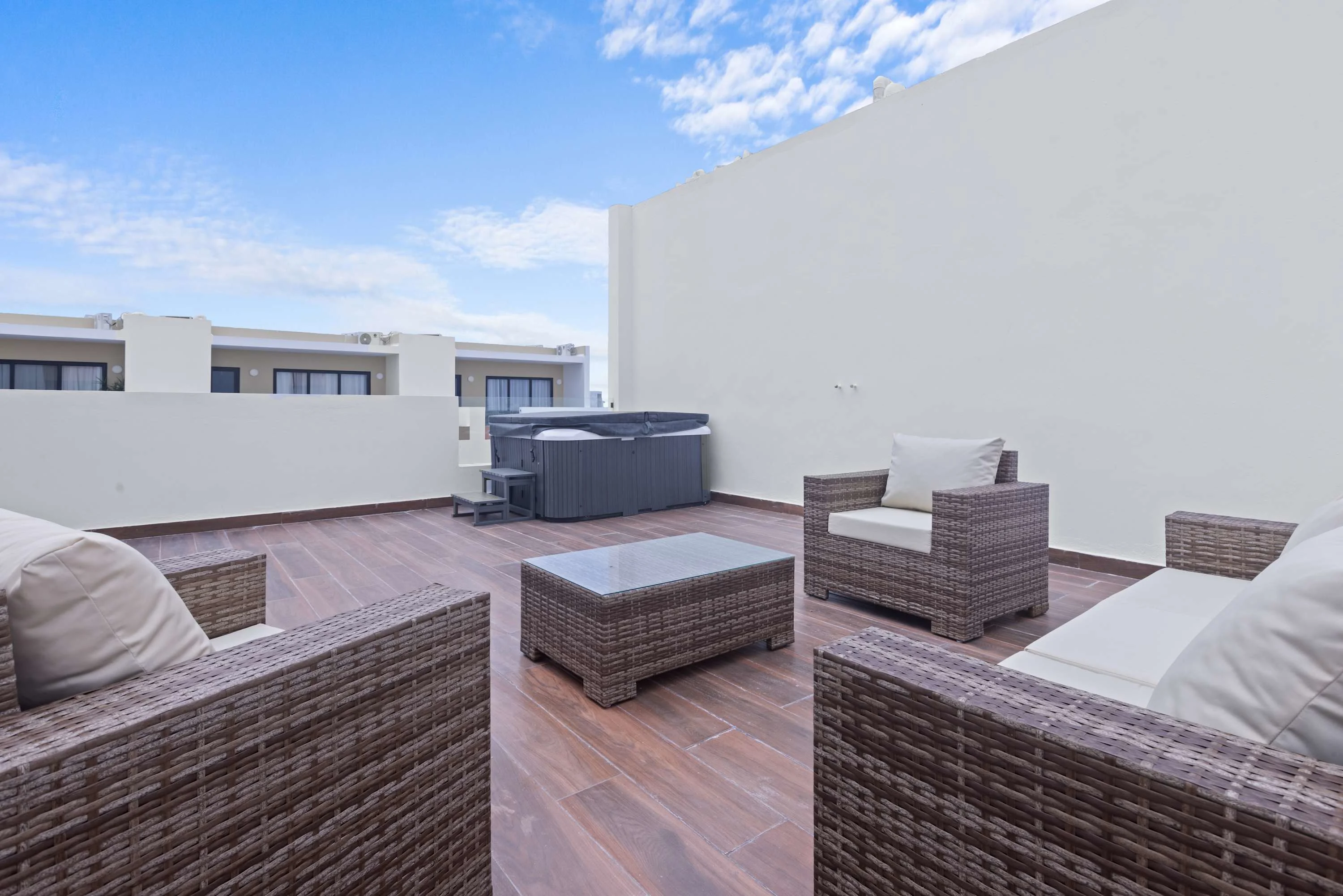 NOK Luxury 2BR Duplex • Rooftop Jacuzzi by Vistacana — photo 3