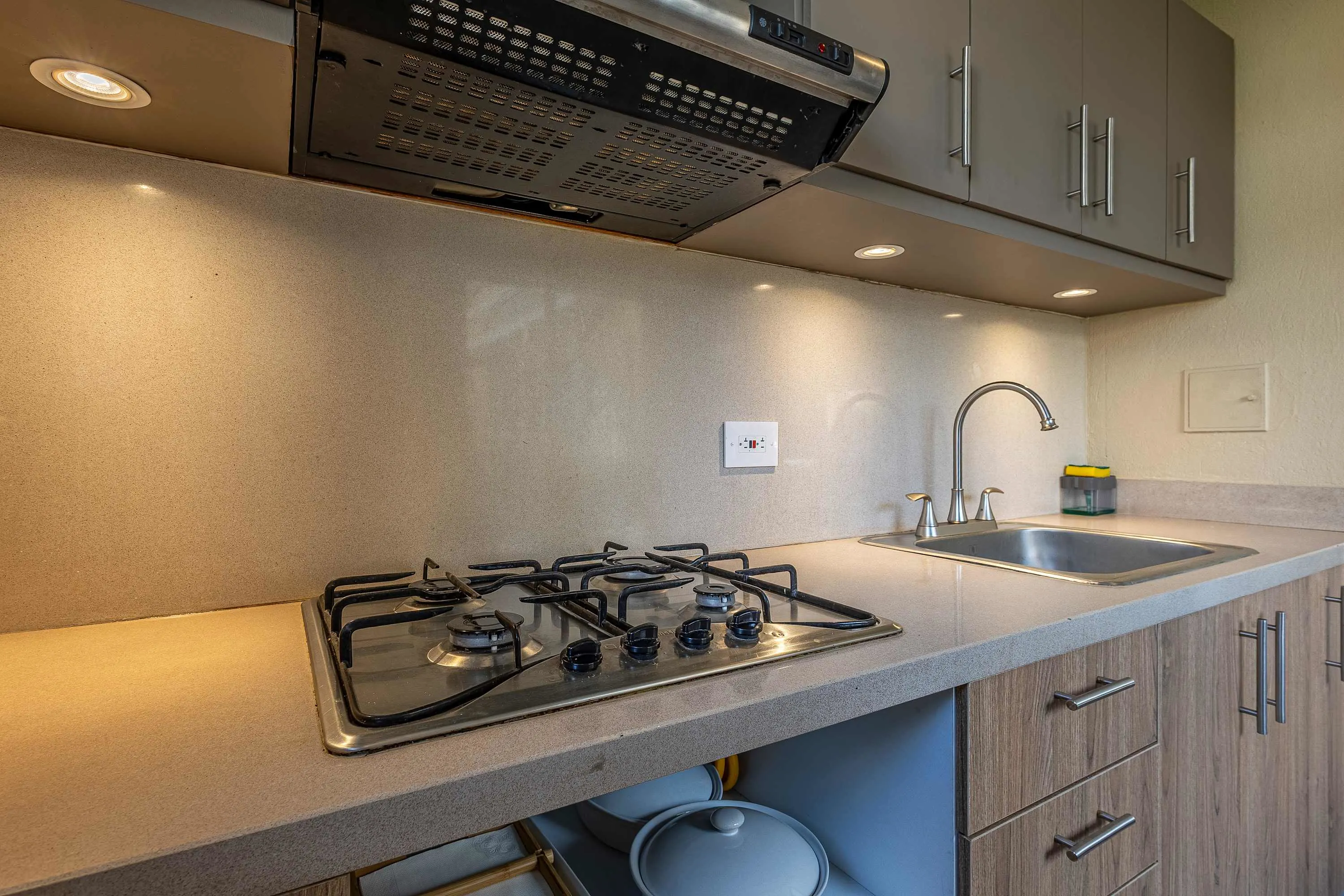 NOK Art-Filled 2BR · Shared Pool · Getsemani — foto 46
