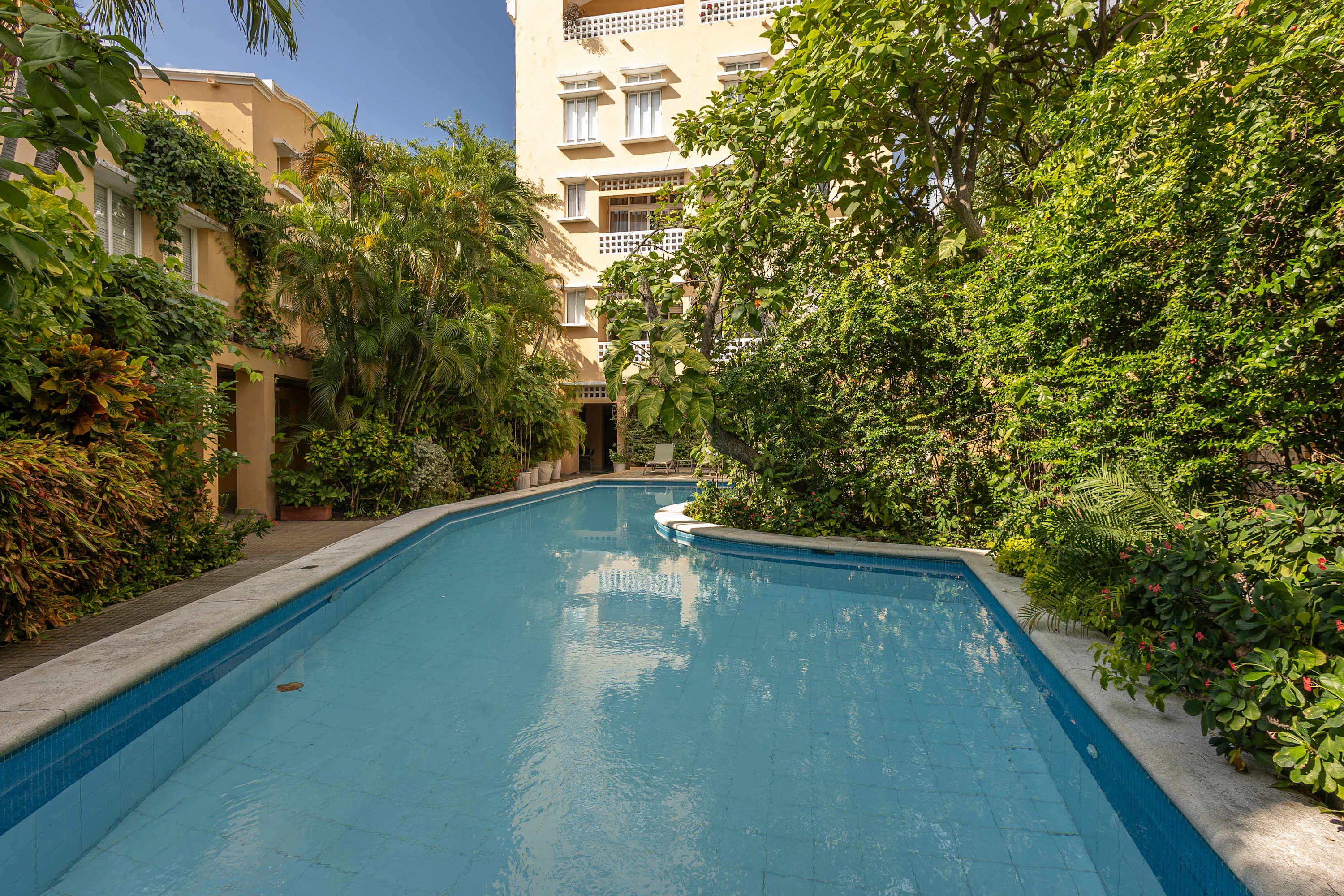 NOK Art-Filled 2BR · Shared Pool · Getsemani — foto 14