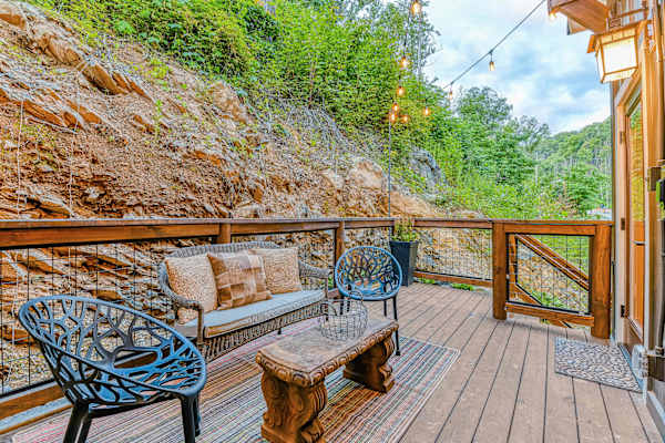 The Noir Pine Creekside Chalet Near Downtown photo 2