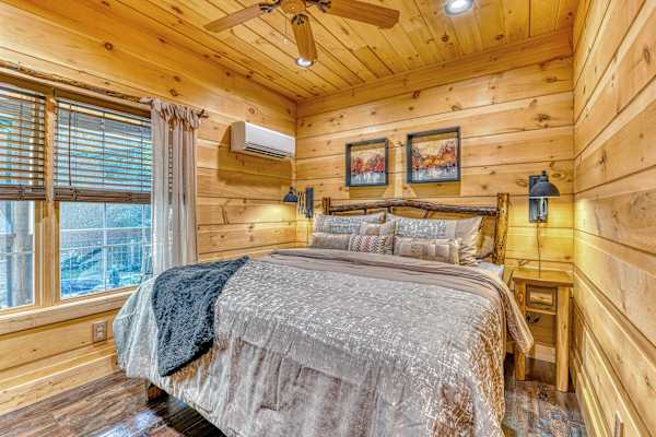 The Noir Pine Creekside Chalet Near Downtown photo 4