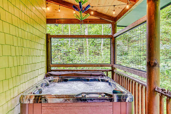The Grand Fir Creekside Chalet Near Downtown photo 2