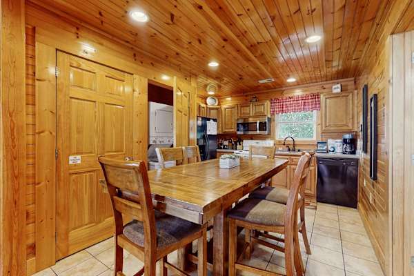 Black Bear Hideaway Cabin photo 4