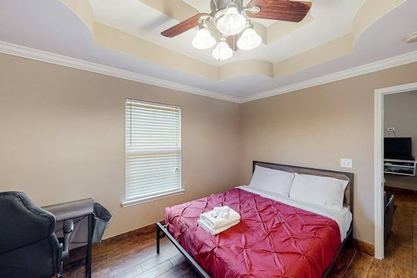 Madison Manor photo 3