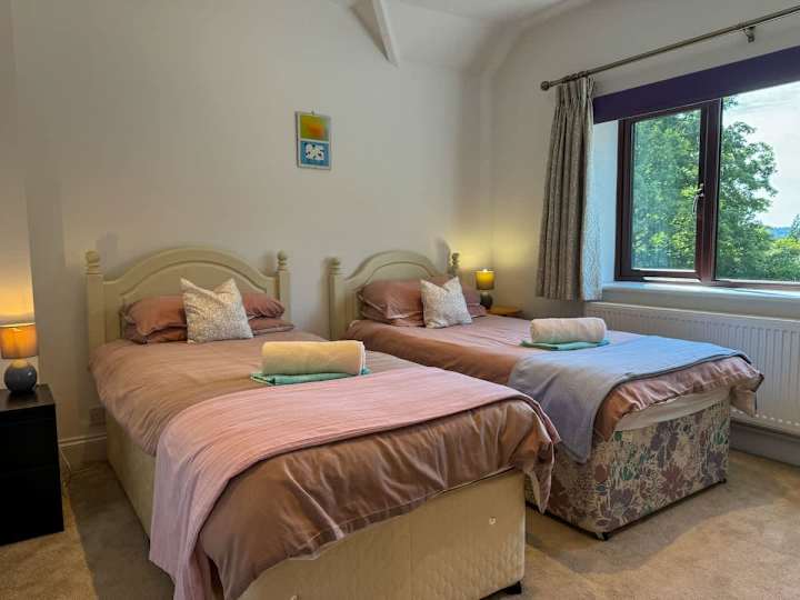 Designed for comfort and versatility, this bedroom with two single beds is the ideal space for relaxation and rest.