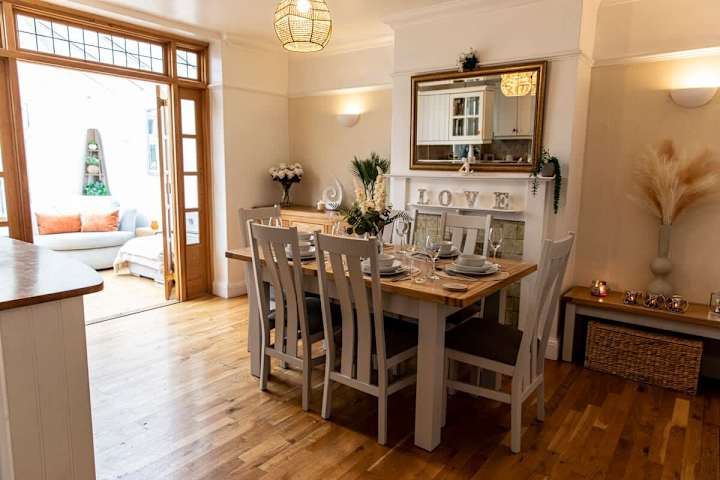 Beautiful 6 seater dining table in open plan kitchen that leads onto coney conservatory.