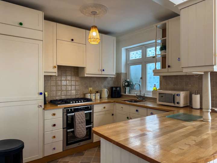 Full equipped kitchen with double oven, dishwasher, fridge freezer, microwave, air fryer, kettle and teas and coffees fo