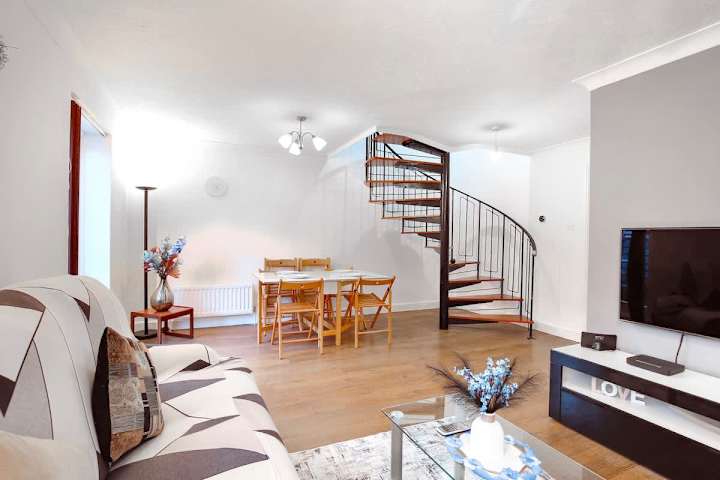 Spacious Wimbledon House · Lovely Garden + Parking
