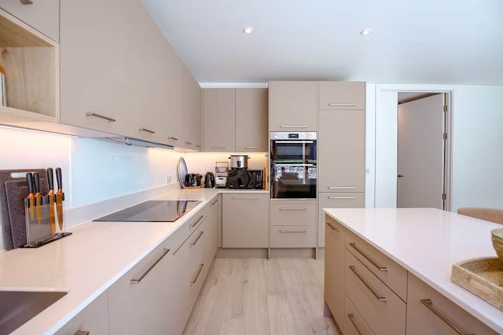 Kitchen area with 4 burner hob and oven, dishwasher and refrigerator