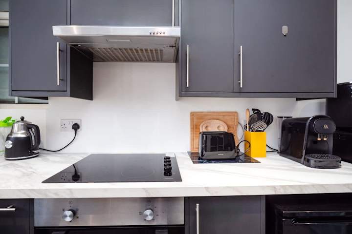 Close up picture of the kitchen with kitchenware
