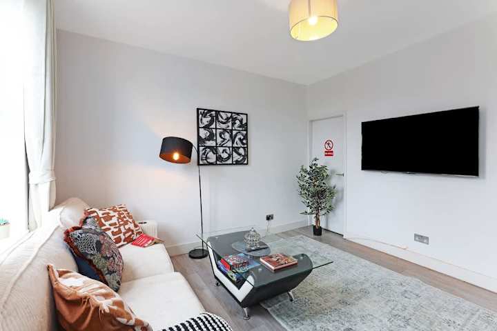 4 Bed Highfield House w/ 4 Baths