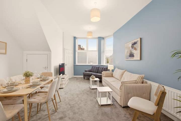 Central 2 Bed Home Near Beach
