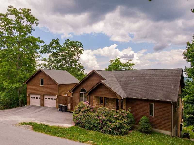 5 O'Clock between Boone & Blowing Rock - Views, hot tub, BBQ smoker, pool table!  Minutes to town., photo 5