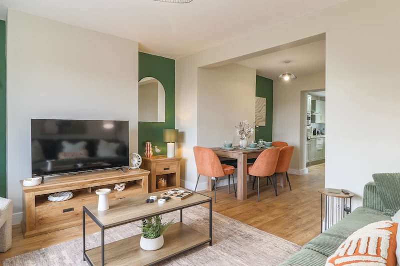 4 Bed Home with Garden Dining