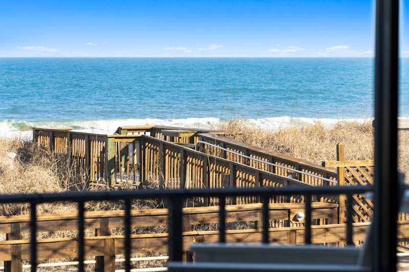 Boardwalk Breeze, Oceanfront, Pool! Villa
