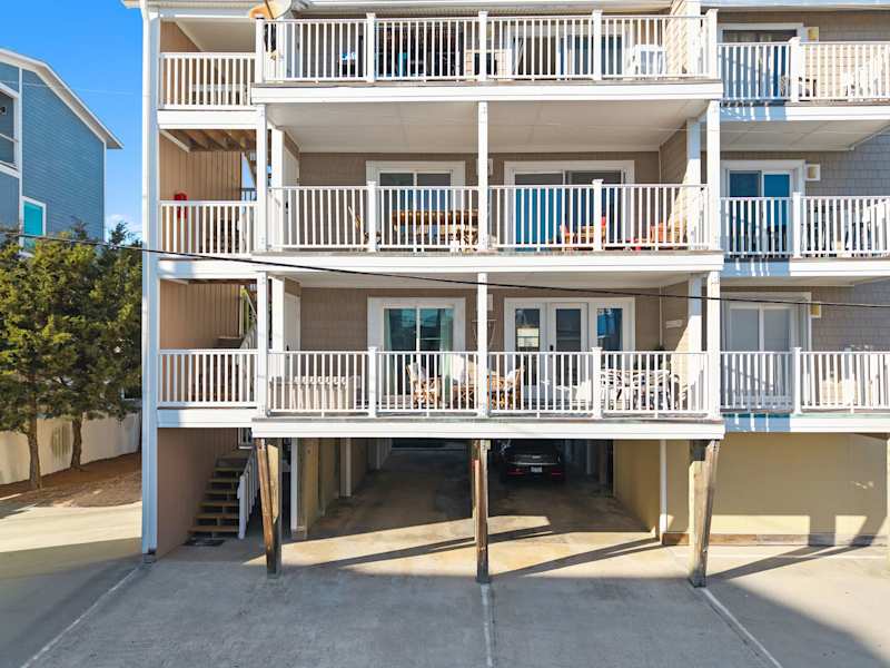 Oceanview Condo, Pool, Walk to CB Pier! Villa