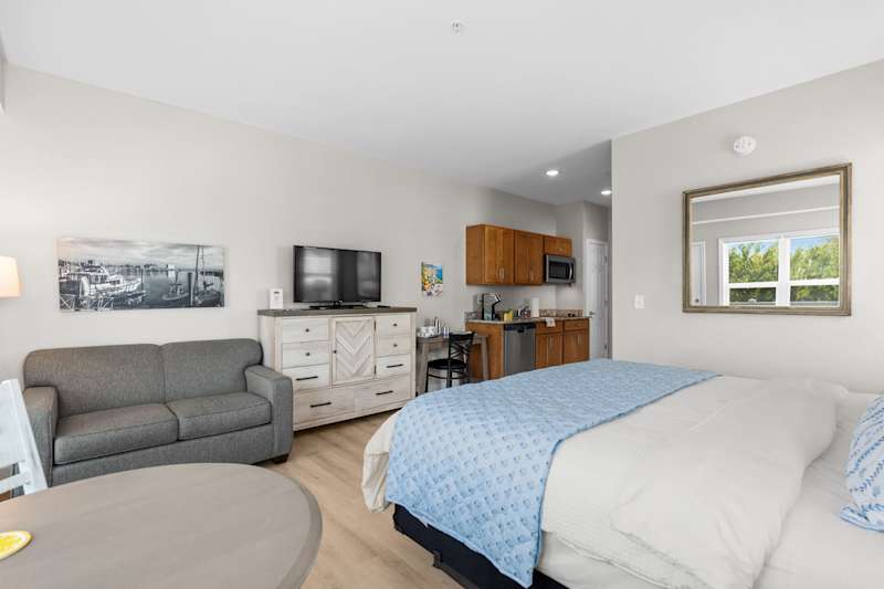 Riverfront King Condo | Pool + Southport, photo 3