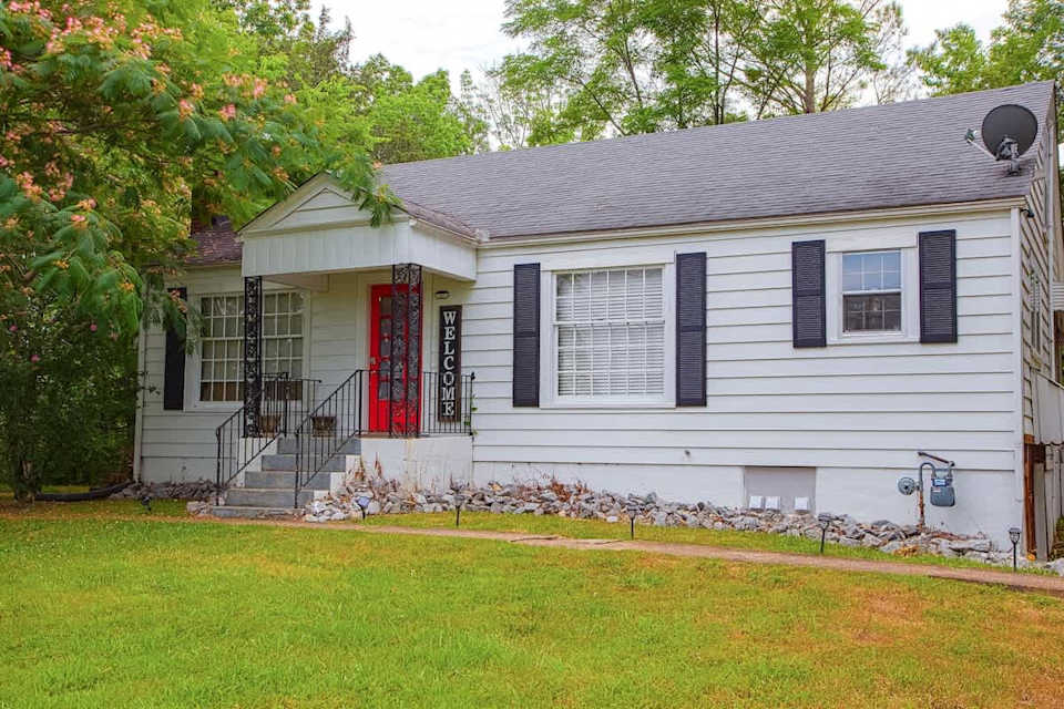Large family home w dinning by Lindsey Wilson