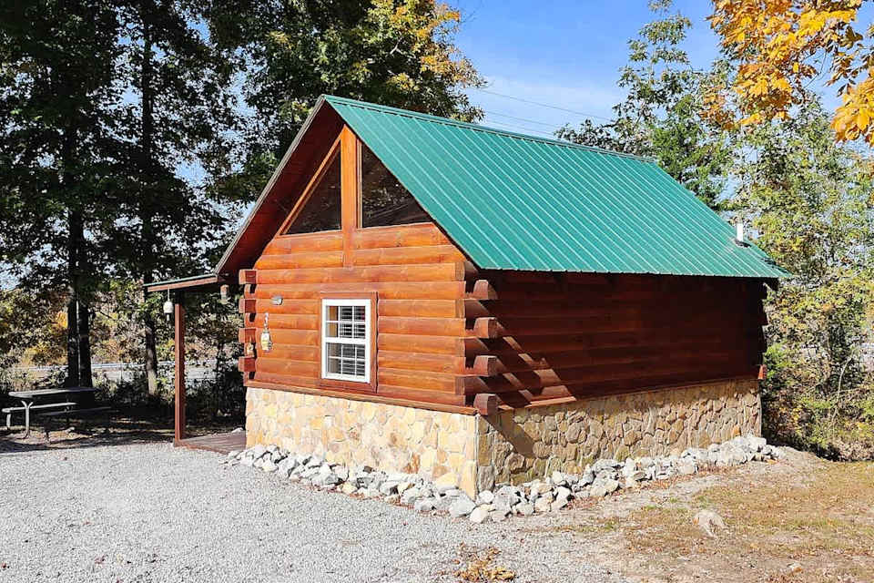 Cabin 3 – Columbia Kentucky, Queen bed, Firepit