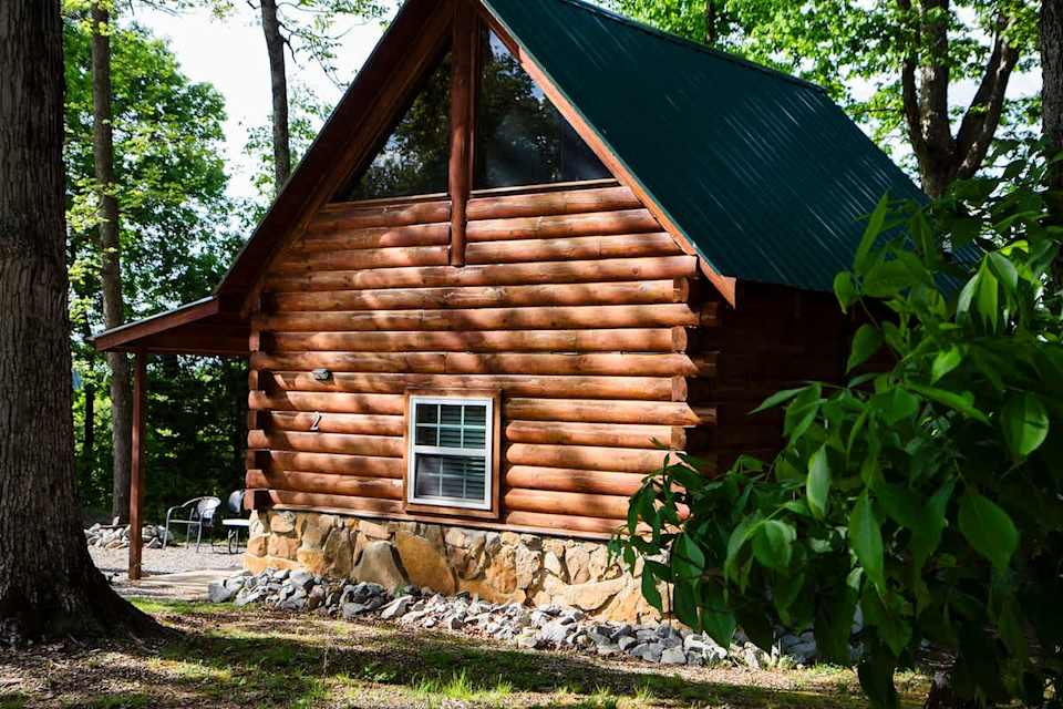 Cabin 2 – Log Cabin Retreat near Green River Lake Sleeps 5!