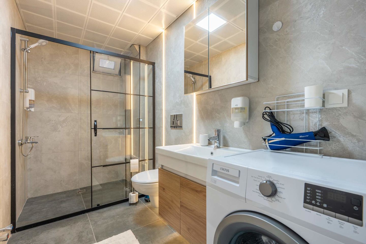 Orange Modern City Apartment image 3