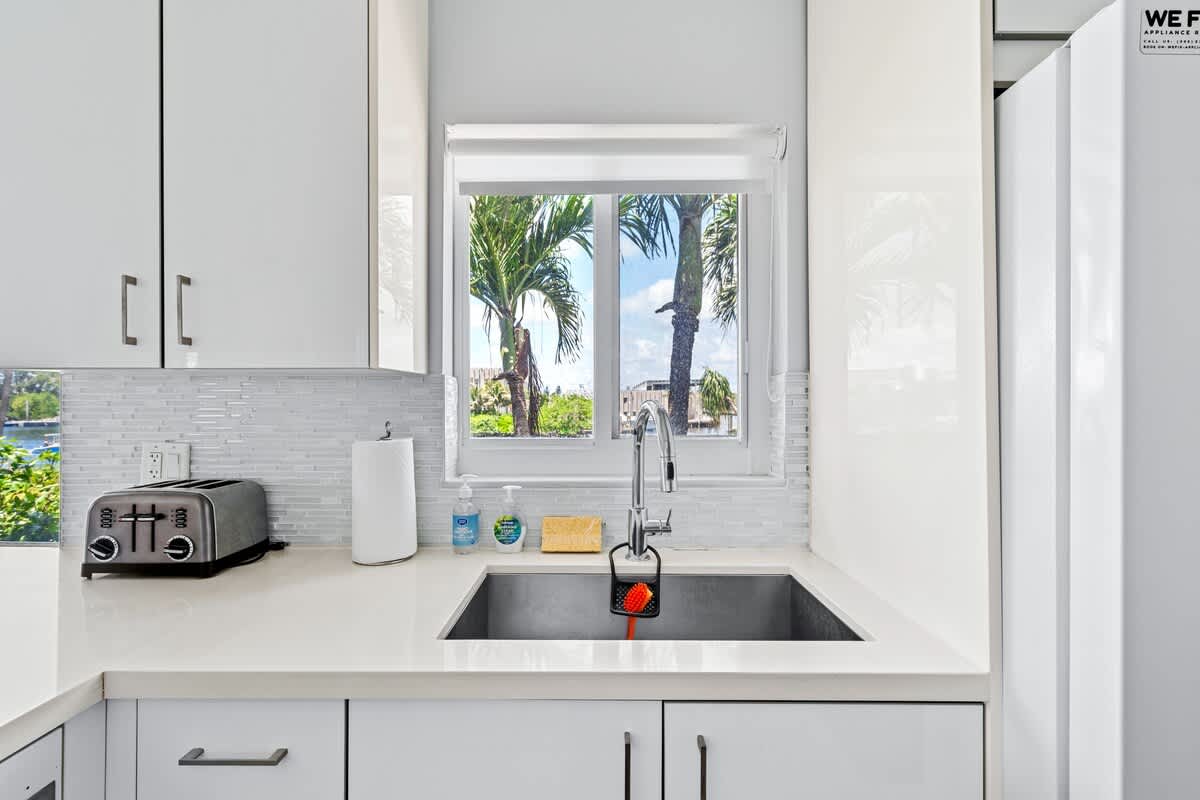 Pompano Condo: Every room in this home has a window looking out to lovely views