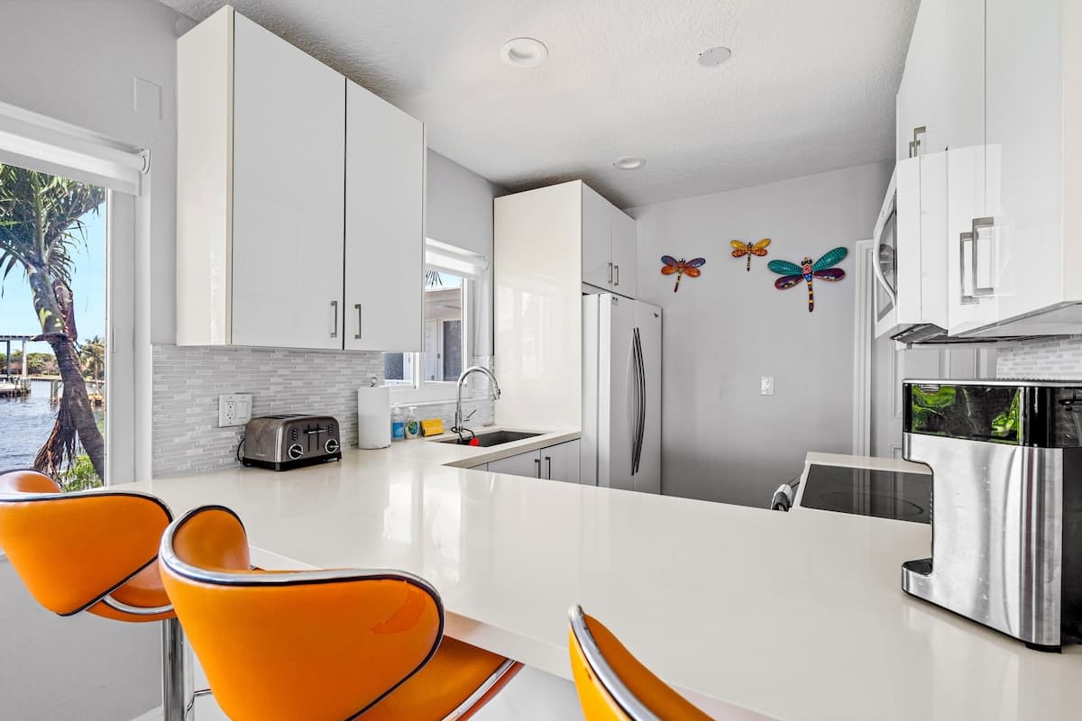 Pompano Condo: Our kitchen also has a breakfast counter with snazzy bar stools