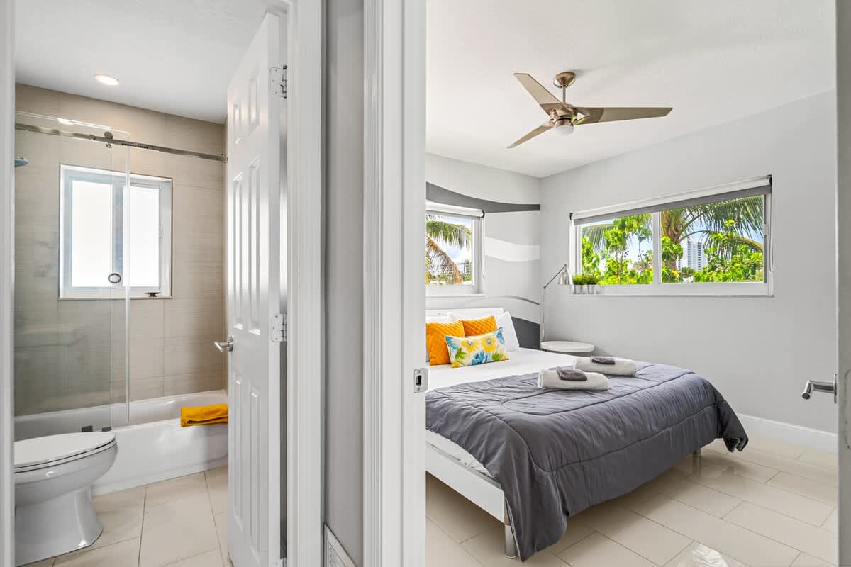 Pompano Condo: The second bedroom is right next to the hallway bathroom