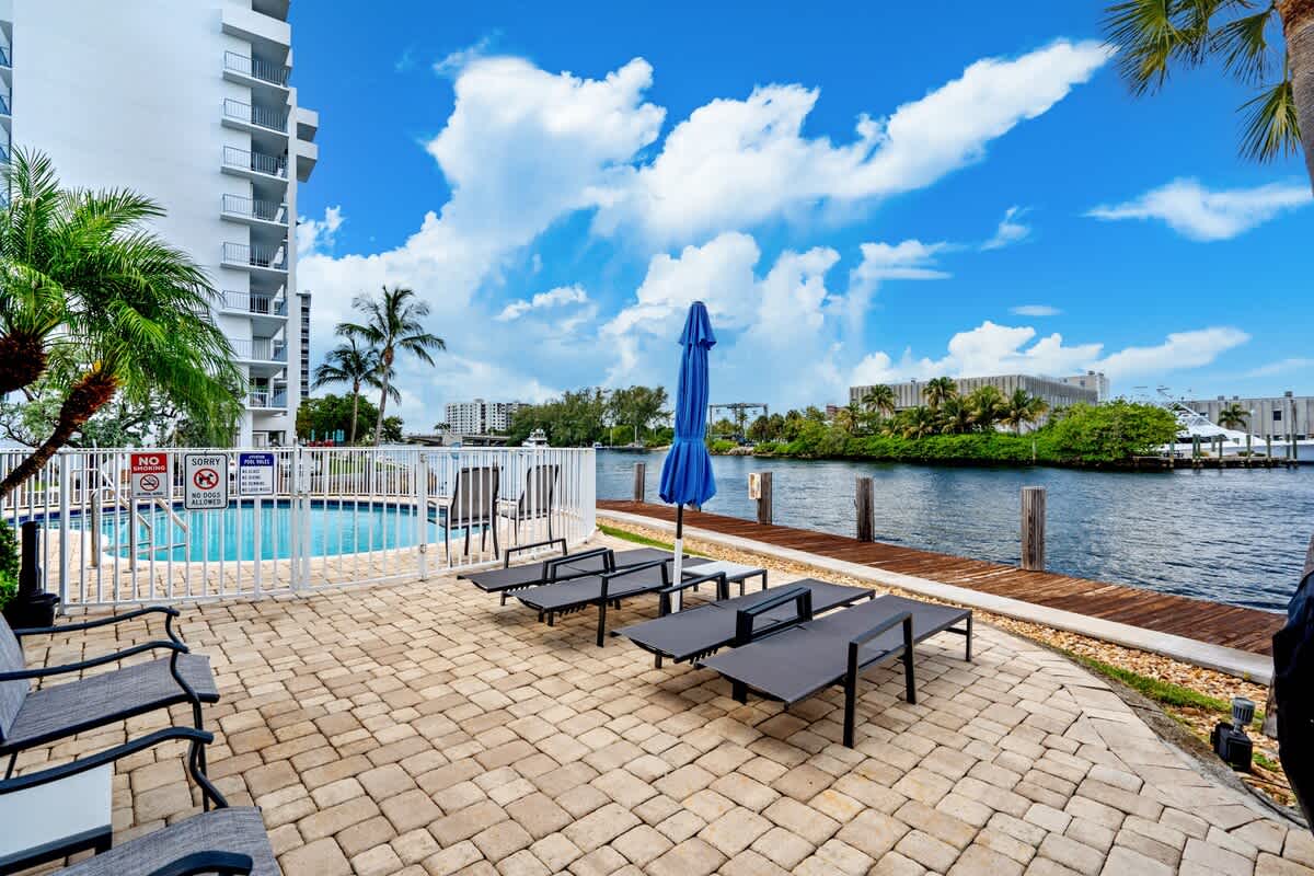 Pompano Condo: The community pool is right next to the Intracoastal