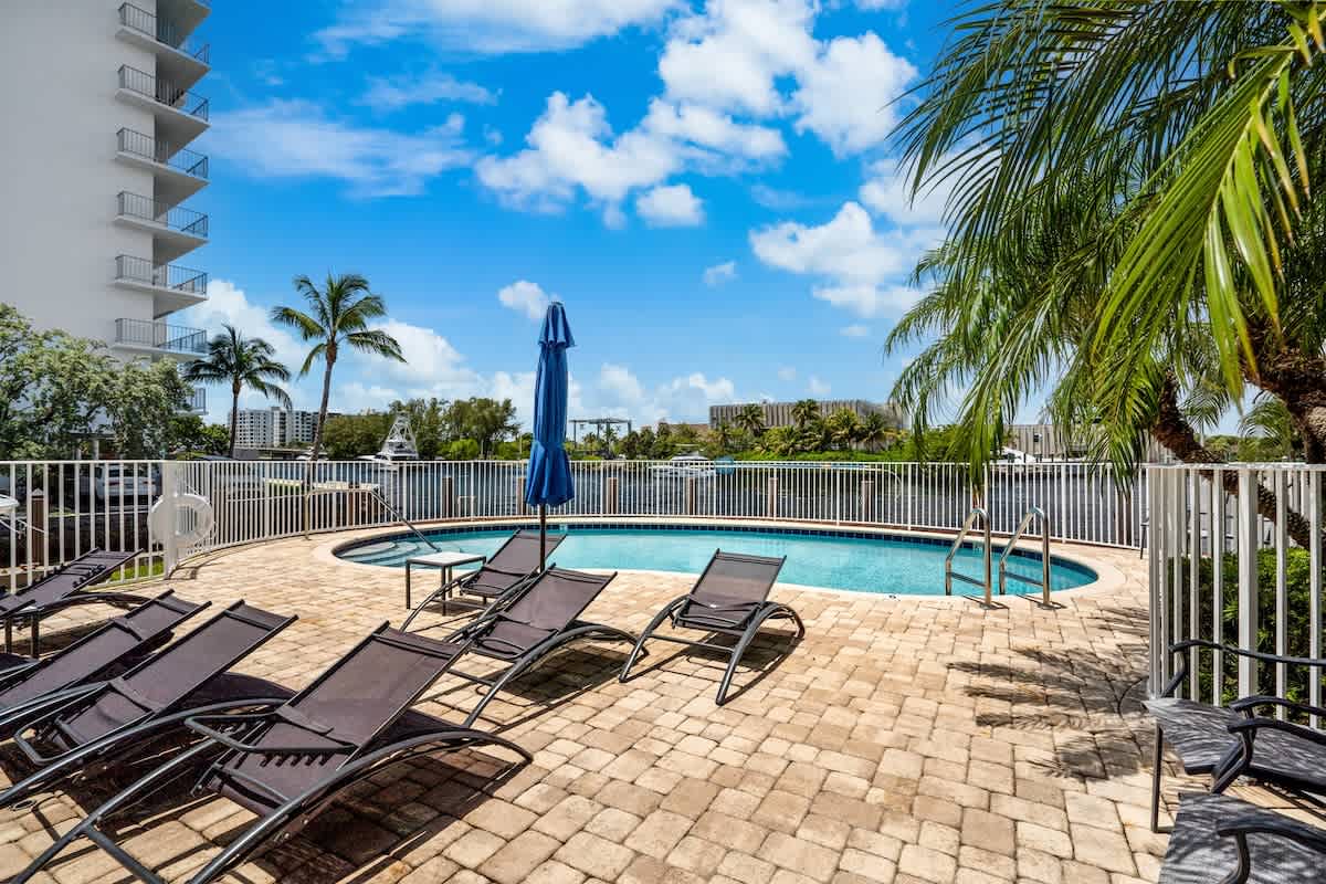 Pompano Condo: The community pool deck has plenty of lounge chairs beside the water